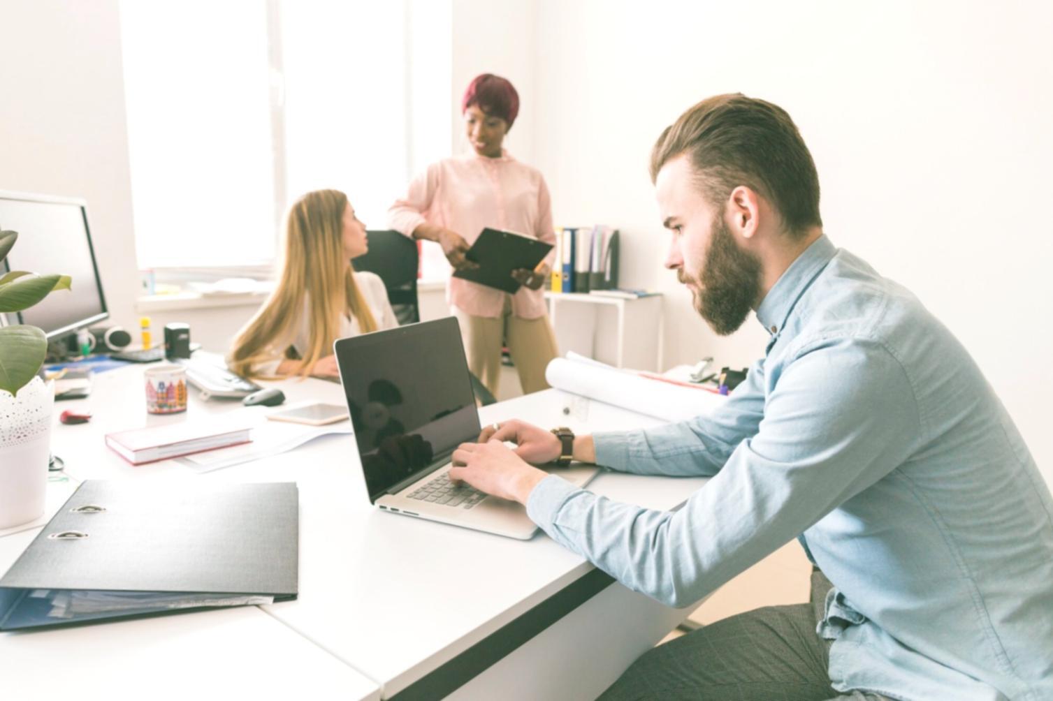 Session de formation en gestion financière avec des participants engagés dans l'apprentissage pratique