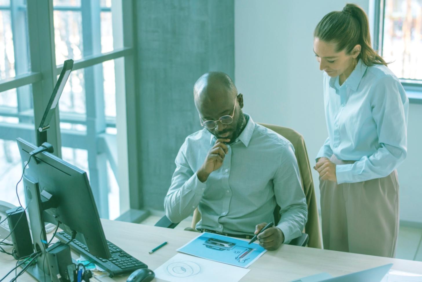 Personne analysant des documents financiers avec une calculatrice