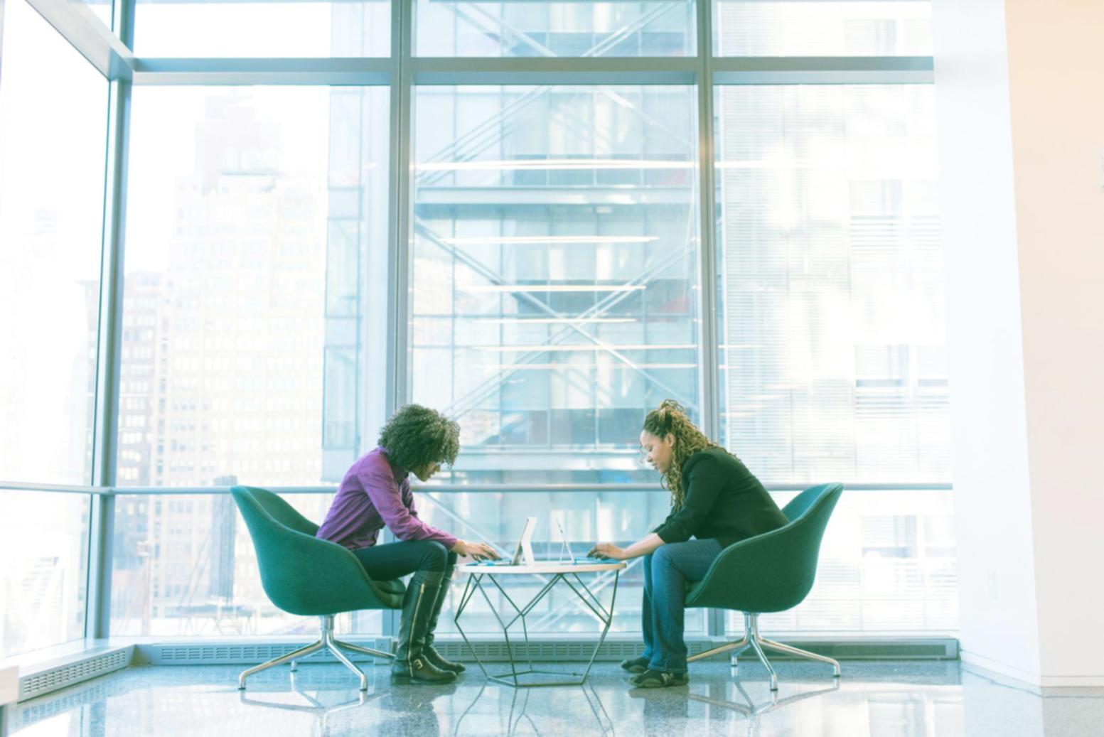 Espace de travail avec ordinateur portable et documents financiers