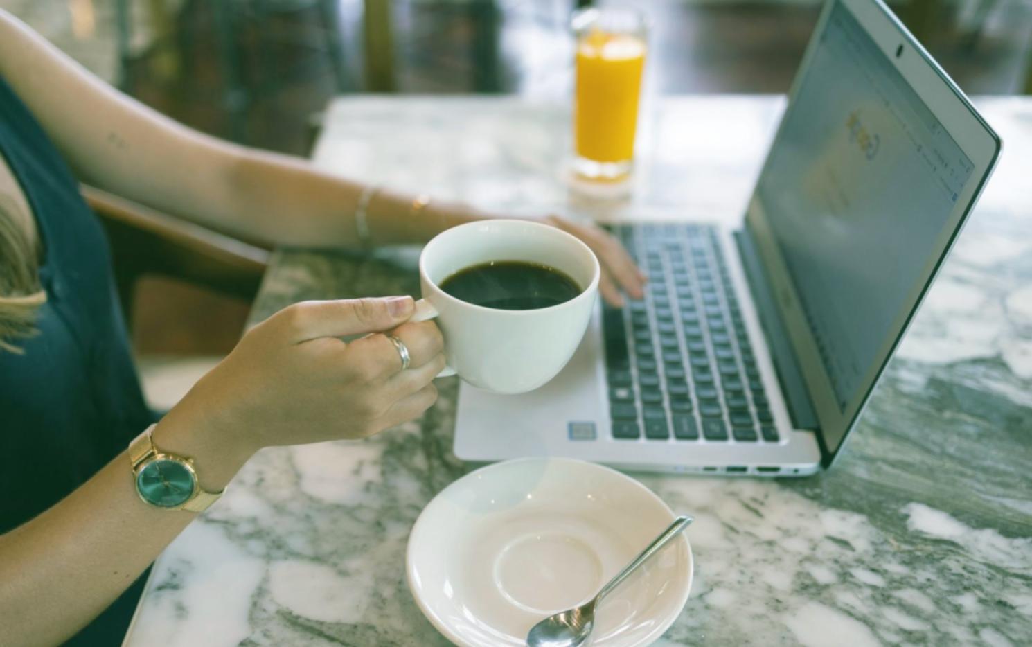 Graphiques financiers et outils de planification sur une table